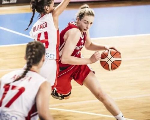 Pravidelné schůzky se smrtí a míč pod košem: Kopecká zvládá medicínu i basketbal