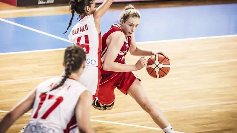Pravidelné schůzky se smrtí a míč pod košem: Kopecká zvládá medicínu i basketbal
