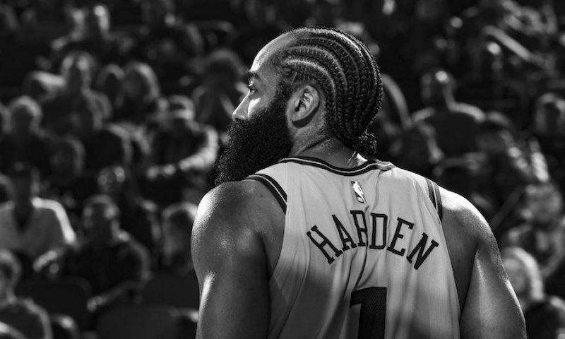 Tuhá bitva o Los Angeles: Clippers přesvědčivě zastavili LeBrona, Harden oslavil posun mezi střelecké legendy