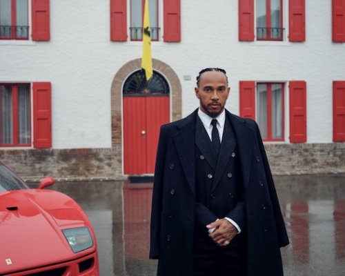 První den v rudém: Hamilton odstartoval na simulátoru a s mimořádnými požadavky, které Ferrari dosud nezažilo