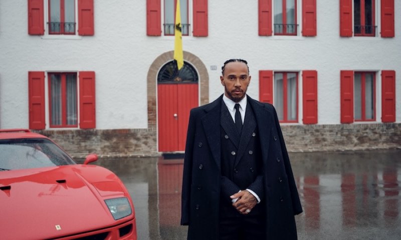 První den v rudém: Hamilton odstartoval na simulátoru a s mimořádnými požadavky, které Ferrari dosud nezažilo