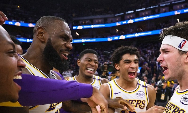 Triple-double ve čtyřiceti? Zářící LeBron se připojil k Maloneovi a posunul se před Pippena!