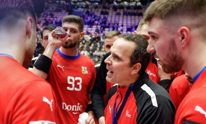 Mrkva s otazníkem, Češi na rozcestí: Zlomí sérii zklamání alespoň proti prvnímu neevropskému soupeři?