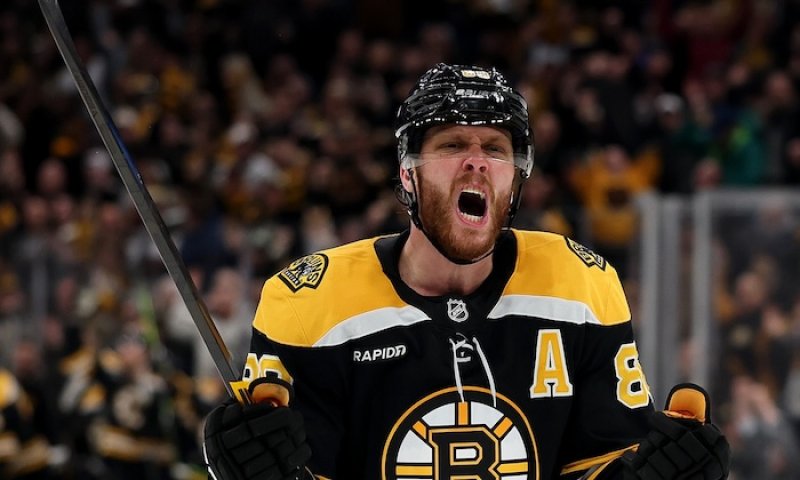 Pastrňák bodoval i poosmé v řadě a v produktivitě se přibližuje TOP 5, Boston však zažil v Buffalu těžký večer