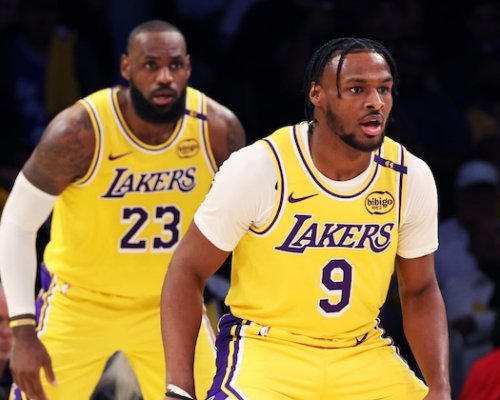 Z G League do reality NBA: LeBronův syn dostal poprvé větší roli v nejlepší lize světa a tvrdě narazil