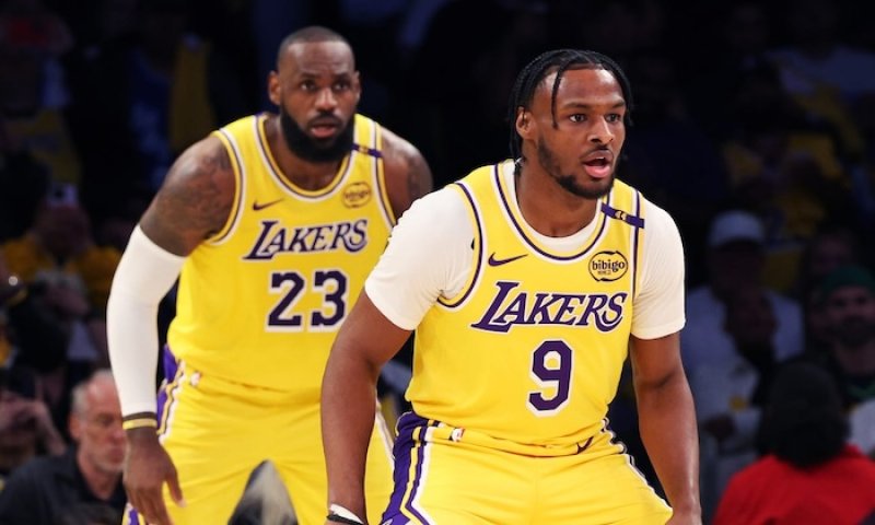 Z G League do reality NBA: LeBronův syn dostal poprvé větší roli v nejlepší lize světa a tvrdě narazil