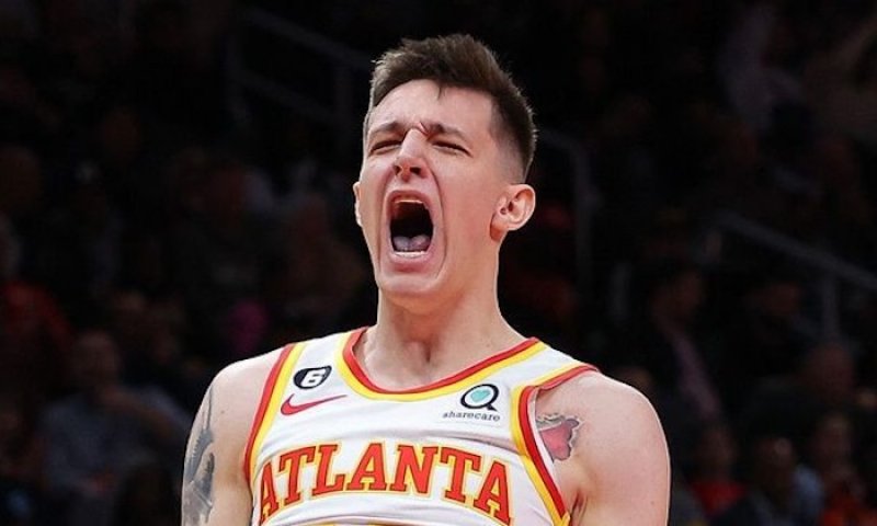 Krejčí se blýskl 13 body a pěti doskoky. Hawks ale posedmé v řadě padli i kvůli jeho neúspěšným pokusům o trojku