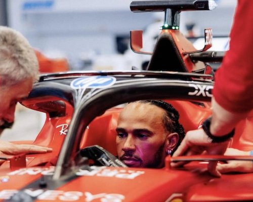Ferrari v problémech. Hamiltonův vůz prý trápí „fundamentální vada“