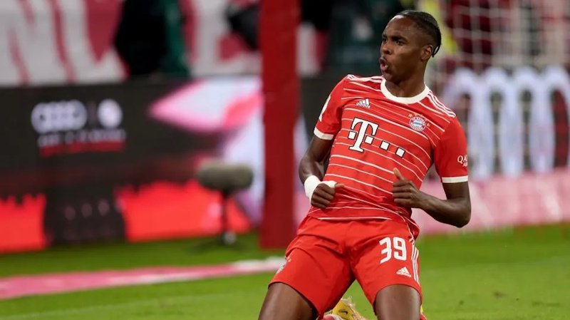 Bitva o mladou hvězdu Bayernu vrcholí. United vyjednávají, Tottenham už nabídl konkrétní podmínky