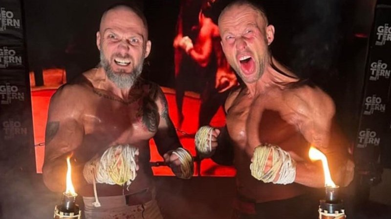 Red Face posouvá hranice: Fackovaná, střepy a tajemná aréna v duchu UFC
