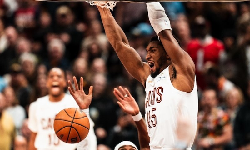 Epický boj o trůn NBA: Cleveland ukončil dominanci Oklahomy i přes slabší den hvězdného Mitchella