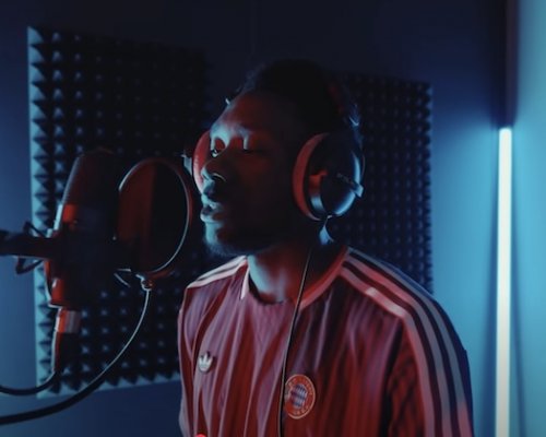 Nejen fotbal, ale i rap! Bayern oznámil pokračování spolupráce velmi originálně. Davies o tom nahrál skladbu