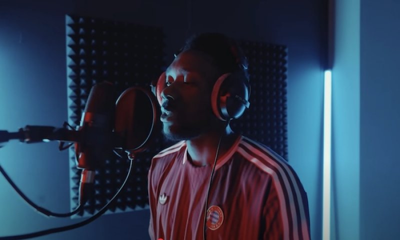 Nejen fotbal, ale i rap! Bayern oznámil pokračování spolupráce velmi originálně. Davies o tom nahrál skladbu
