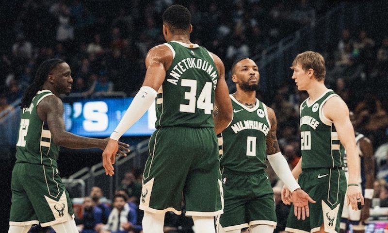 Tomu se říká záskok! Lillardův střelecký výbuch dal na zapomenout na hvězdného Antetokounmpa