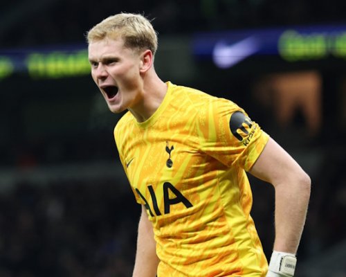 Kinský v pozoru, vyženou fanoušci Tottenhamu Vicaria z klubu?