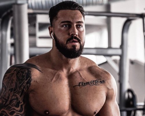 Dvě hory svalů se střetnou v boxerském klání. Zápas, co může trvat jen 5 sekund