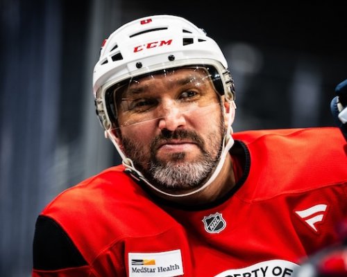 Mohl se válet na pláži, ale radši makal s Kaspariatisem! Ovečkin bude po pauze ještě lepší, míní kouč Capitals