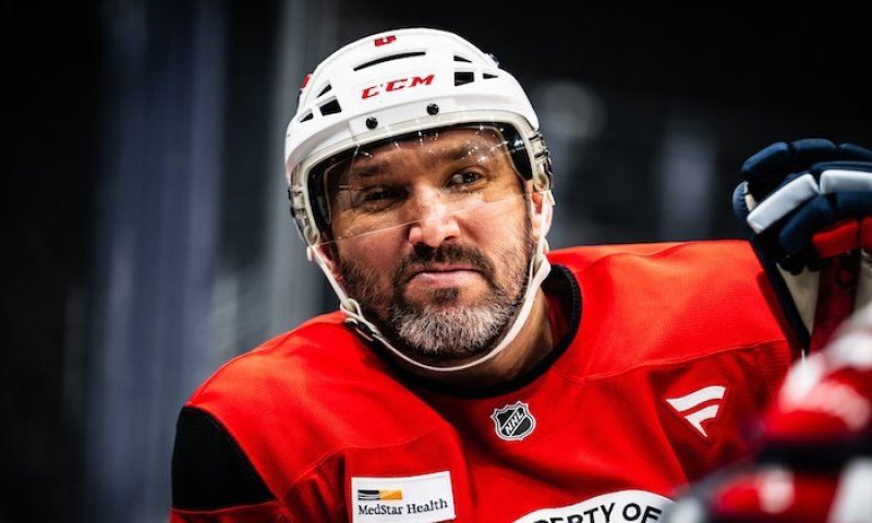 Mohl se válet na pláži, ale radši makal s Kaspariatisem! Ovečkin bude po pauze ještě lepší, míní kouč Capitals