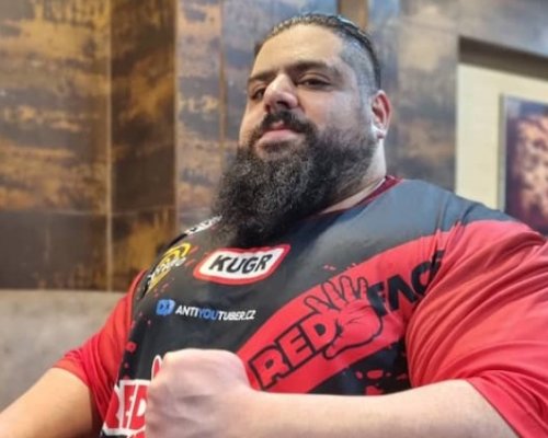 Íránský Hulk znovu burácí: Výzva třem Kotlárům a krvavý souboj v kleci