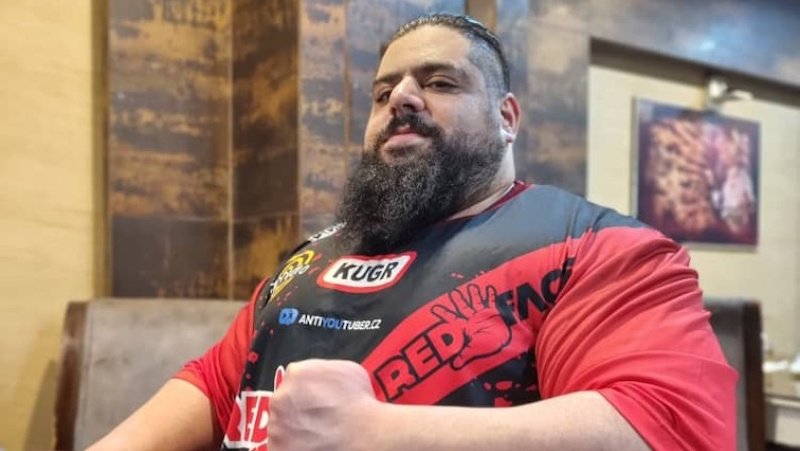 Íránský Hulk znovu burácí: Výzva třem Kotlárům a krvavý souboj v kleci