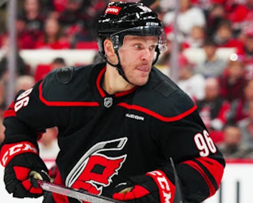 Když nepomohou tihle dva, tak už nikdo. Carolina vsadila na ofenzivu i sílu. Chce Stanley Cup