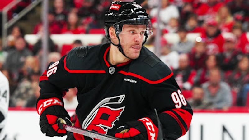 Když nepomohou tihle dva, tak už nikdo. Carolina vsadila na ofenzivu i sílu. Chce Stanley Cup