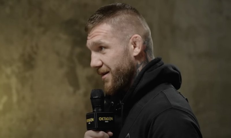 Samuel Krištofič utrpěl v Bratislavě vážné zranění lokte, z klece ho odnesli na nosítkách