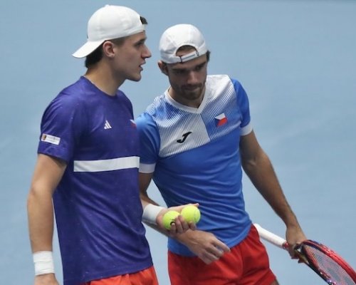 Sparring končí, válka začíná! 2 lvi z Davis Cupu Macháč a Menšík zažijí v tropickém pekle první ostré derby
