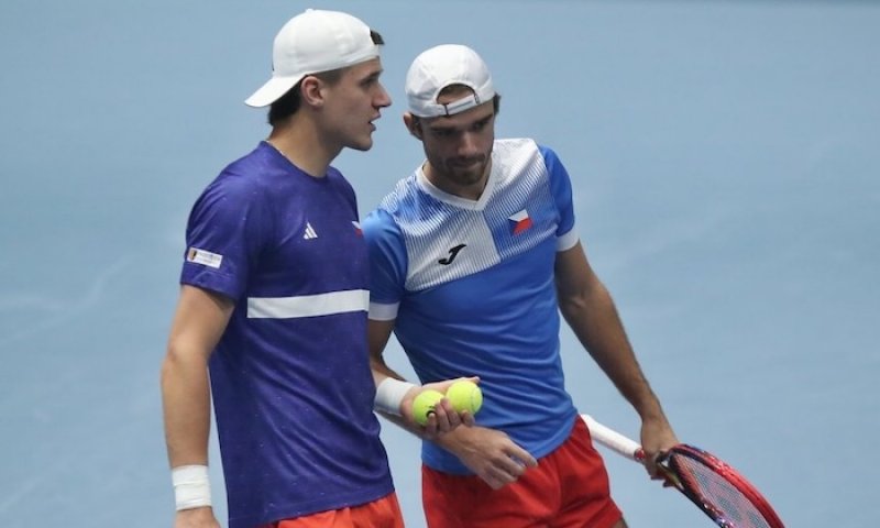 Sparring končí, válka začíná! 2 lvi z Davis Cupu Macháč a Menšík zažijí v tropickém pekle první ostré derby