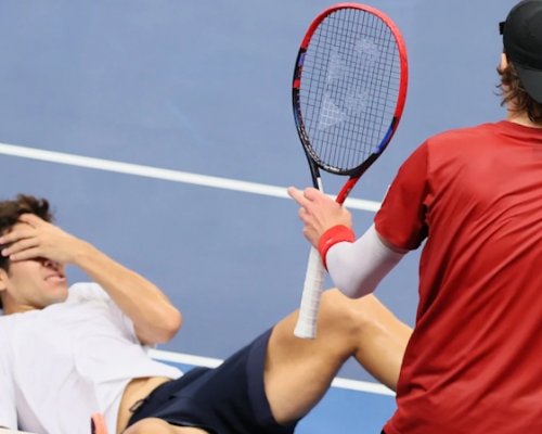 Nečekaný pád, lékařská kontroverze a vítězství: Davis Cup se topí v nedořešeném dramatu