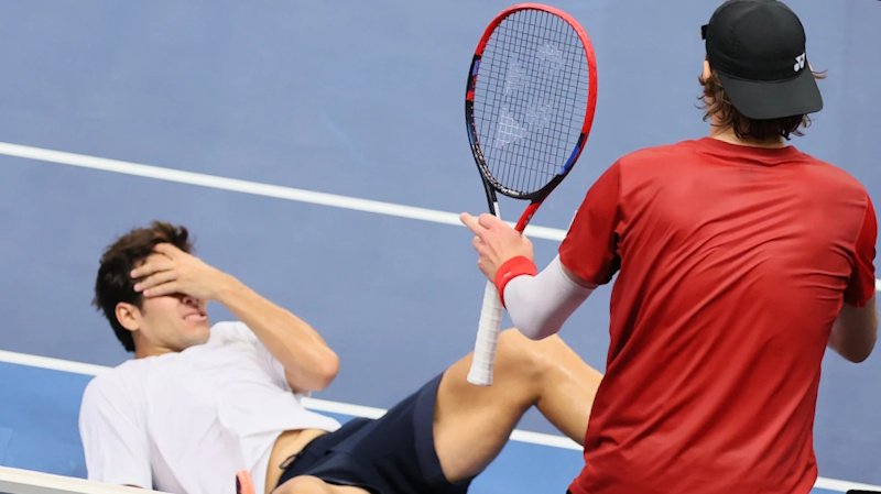 Nečekaný pád, lékařská kontroverze a vítězství: Davis Cup se topí v nedořešeném dramatu