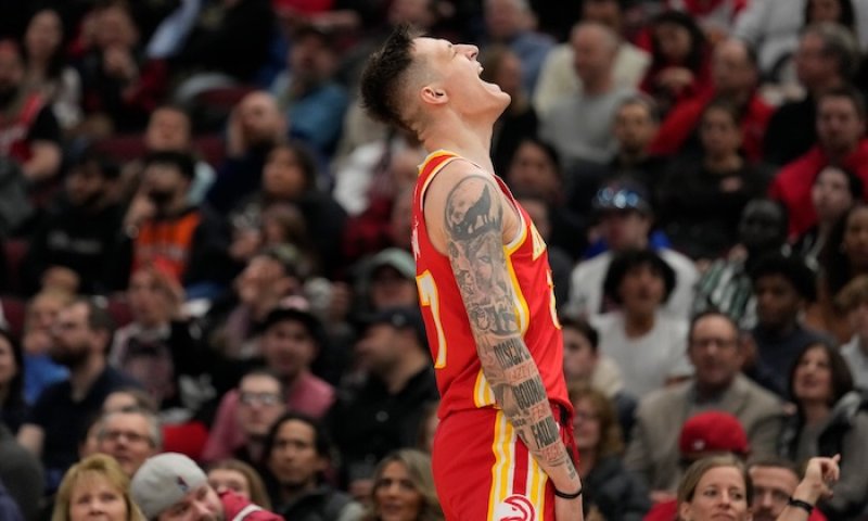 Stoprocentní Krejčí! Trefil všechny trojky a za play-off honící se Hawks zvítězili počtvrté v řadě