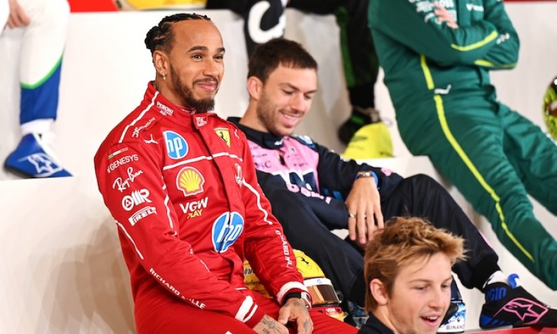 Hamiltonovo působení u Ferrari očima konkurence. Dělá to jen pro peníze, zaznívá