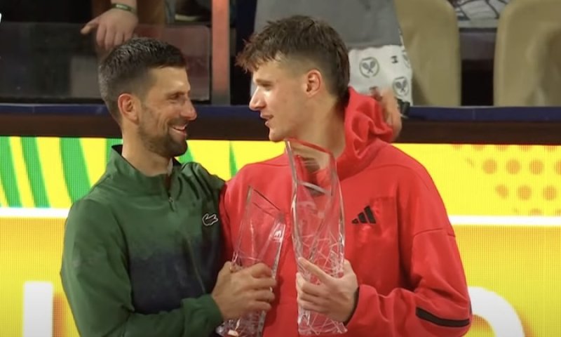 Dva tiebreaky, největší den v životě! Menšík po 20 letech navázal na Berdycha a překazil Djokovičovi 100. titul