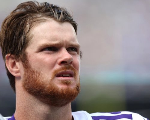 NFL drama v Minneapolis: Sam Darnold, J.J. McCarthy a neúprosný tlak Toma Bradyho