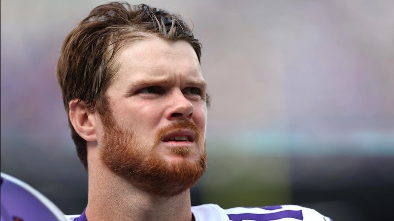 NFL drama v Minneapolis: Sam Darnold, J.J. McCarthy a neúprosný tlak Toma Bradyho