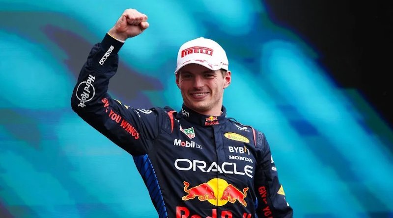 Verstappen znovu kousl: V Suzuce vítězí, Norrise vytlačil do trávy