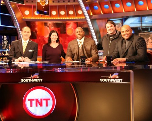 Ernie Johnson dostal květiny i slzy. Legendární tým Inside the NBA mění domov