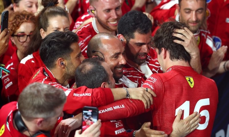 Ferrari se poprvé v sezoně ocitlo na pódiu, frustrovaný Hamilton však vtipkoval o transplantaci mozku