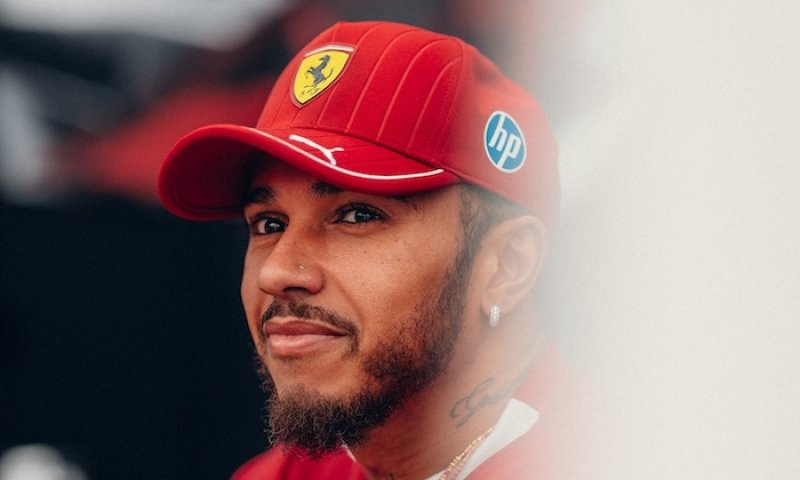 Ferrari je zatím dost tvrdý oříšek. Hamilton přiznal, že se s autem stále učí