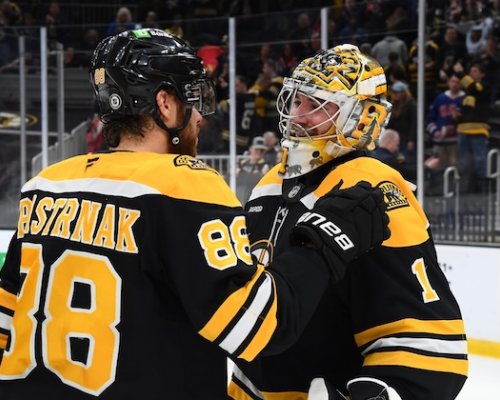 Mezi Bondrou a Kurrim. Pastrňák zapsal 8 bodů ve dvou dnech a je nejlepším hráčem NHL, co nebude v play-off