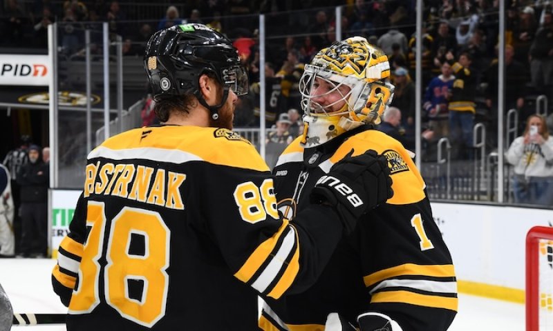 Mezi Bondrou a Kurrim. Pastrňák zapsal 8 bodů ve dvou dnech a je nejlepším hráčem NHL, co nebude v play-off