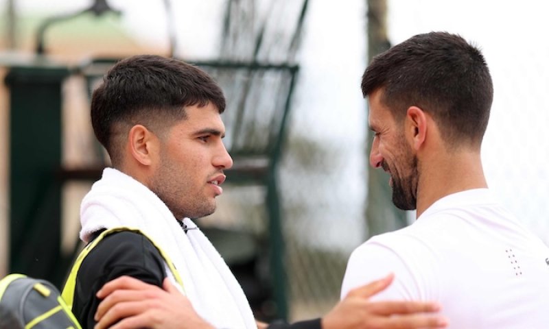 Když se legendy rozehřívají: Djokovič a Alcaraz spojili síly v Monaku. Legendární Srb je bez Murrayho
