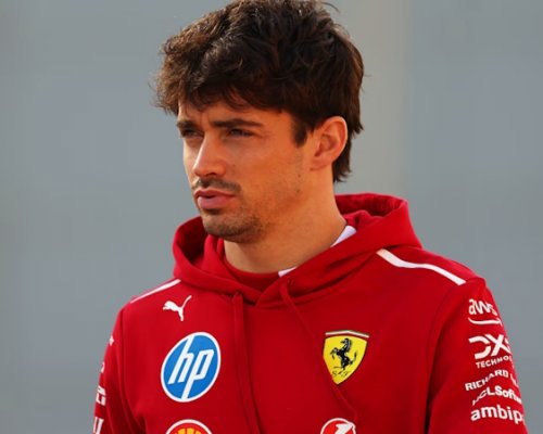 Úsměv na tváři, pochyby v duši. Leclercova víra v Ferrari se údajně začíná drolit