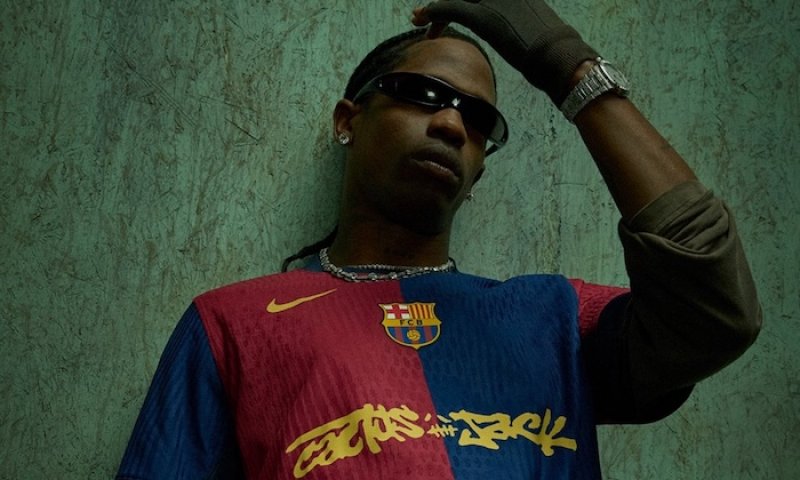 Nejbližší El Clásico bude kapku jiné: Travis Scott navrhl dres Barcelony proti Realu!