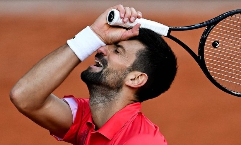 Prohra i hádka. Djokovič se na French Open dostal do křížku s kameramanem, po incidentu musel být štáb vystřídán