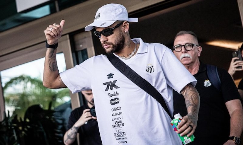 Boží ruka? Spíš sbohem v přímém přenosu. Neymarův comeback v Santosu připomíná špatný vtip