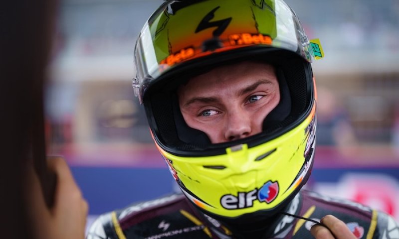 Děsivé záběry z Katalánska. Českého jezdce trefilo kolo vlastní motorky přímo do helmy