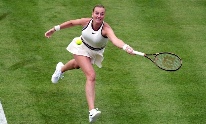 Milovaný povrch, bolestivý návrat. V Queen's Clubu vystavila Kvitové stopku světová dvaadvacítka, ale nadřela se