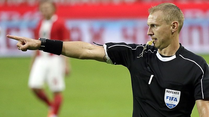 Sudí z Premier League měl v telefonu video, po kterém se všem udělalo zle